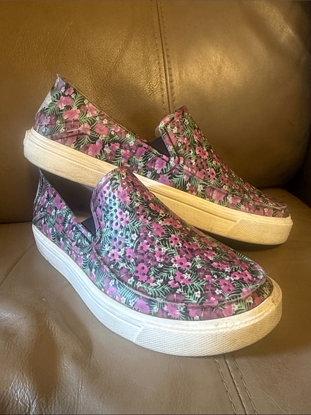 Crocs Size 6, Slip-On Floral breathable Sneakers - Pink Floral